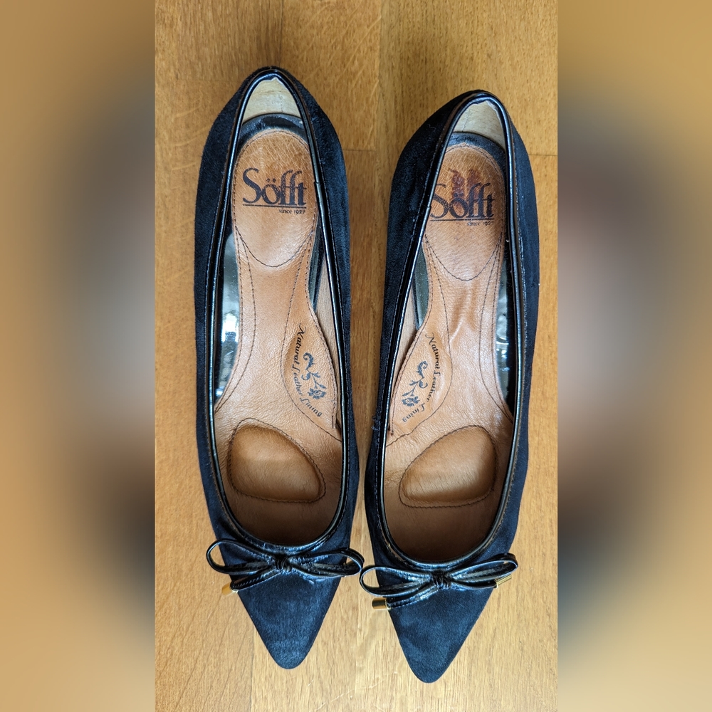 Söfft black suede kitten heel pumps